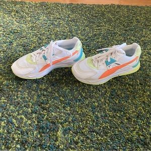 White puma sneakers